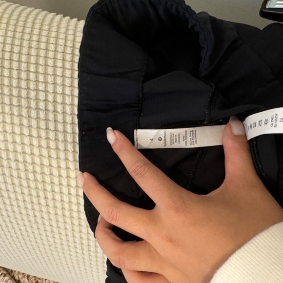 Lululemon on the fly woven 7/8 - Picture 2 of 3